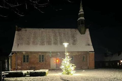 Das Hospital zum Heiligen Geist wurde 1344 errichtet, die Hospitalkirche stammt aus dem Jahr 1408.