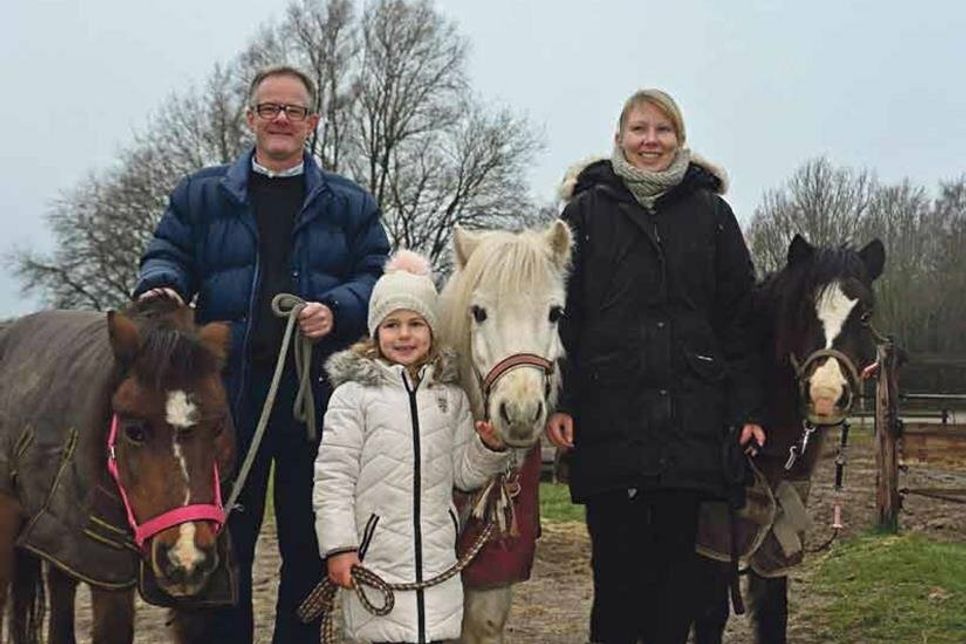Die Vorstandsmitglieder Frank Schoel und Yvonne Seifert, die Ponystute Nelly und ihre Tochter Tinki führen, sowie die kleine Nachwuchsreiterin Carla mit Schimmelchen Otto werben für den Probeunterricht bei der Reit- und Fahrgemeinschaft Heikendorf, bei dem Kinder und Jugendliche erste Erfahrungen im Sattel sammeln können.
