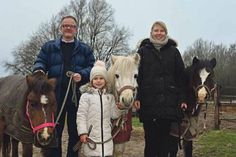 Die Vorstandsmitglieder Frank Schoel und Yvonne Seifert, die Ponystute Nelly und ihre Tochter Tinki führen, sowie die kleine Nachwuchsreiterin Carla mit Schimmelchen Otto werben für den Probeunterricht bei der Reit- und Fahrgemeinschaft Heikendorf, bei dem Kinder und Jugendliche erste Erfahrungen im Sattel sammeln können.