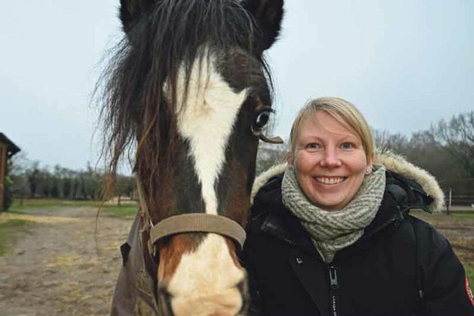 Reitlehrerin Yvonne Seifert wirbt mit der kleinen Ponystute Tinki für „Schnupperstunden“ bei der Heikendorfer Reit- und Fahrgemeinschaft