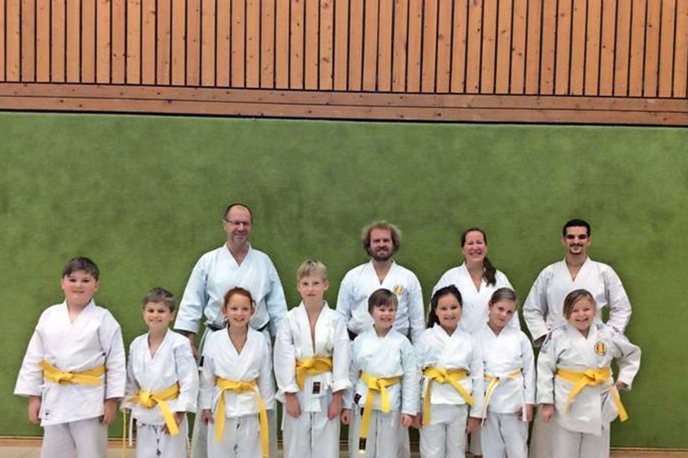 Die Prüflinge mit Trainer Jens Grunwald.