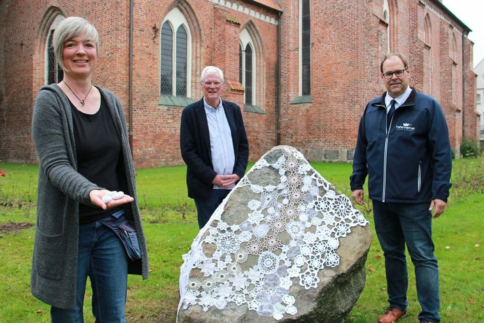 Initiatorin Heike Rhein, Uwe Muchow von der Triennale-Crew und Bürgermeister Mirko Spieckermann (re.) besuchten am vergangenen Montag das in Gemeinschaftsarbeit geschaffene Kunstwerk.