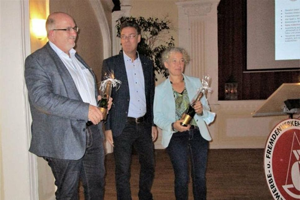 Hans G. Schneider (l.) und Stephanie Voß erhielten vom Vorsitzenden Knut Lindau ein kleines Dankeschön für ihr Engagement bei der Erstellung des Heftes „Schönberg im Sommer und Winter“.