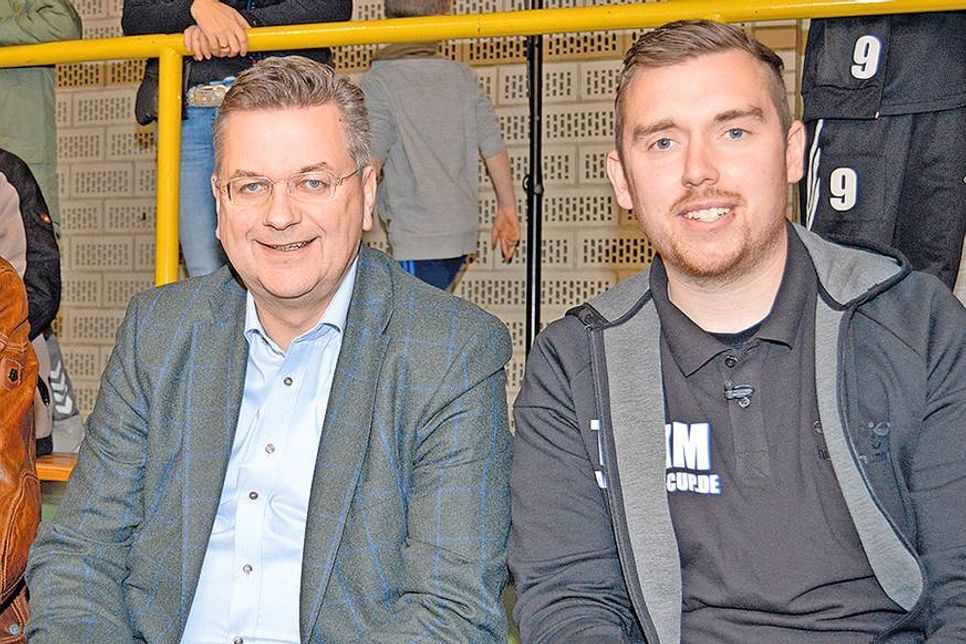 Auf Einladung von Turnier-Organisator Tim Schlichtung (re.) besucht Reinhard Grindel den "Fair-Play-Cup 2016". (Foto: Stefan Setje-Eilers)