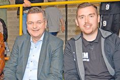 Auf Einladung von Turnier-Organisator Tim Schlichtung (re.) besucht Reinhard Grindel den "Fair-Play-Cup 2016". (Foto: Stefan Setje-Eilers)