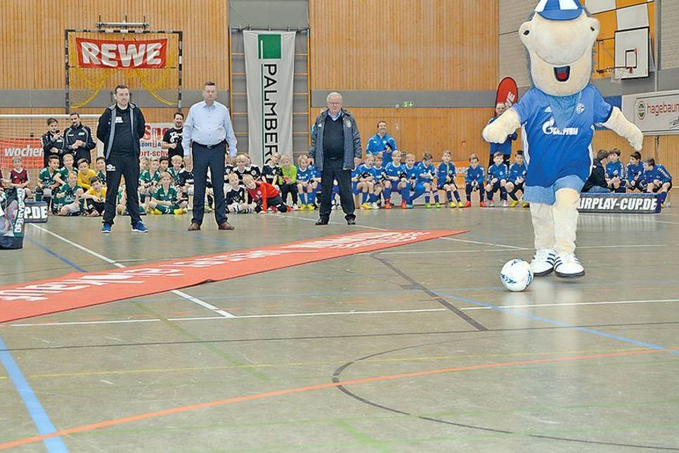 Wer hat den härtesten Schuss? Schalke-Maskottchen Erwin ist Reinhard Grindelmit 65 zu 85 Stundenkilometer deutlich unterlegen. (Foto: Setje-Eilers)