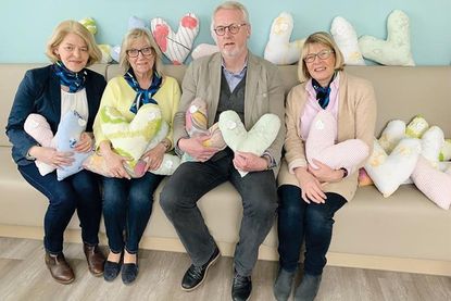 Silke Stammer (Vorstand LandFrauenVerein), Brita Flettschock (Vorstand LandFrauenVerein), Thomas Schell (Geschäftsführer Paliativnetz Travebogen) und Katrin Flick (1. Vorsitzende LandFrauenVerein) mit den Herzkissen.