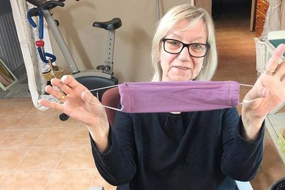 Brita Flettschock vom Vorstand LandFrauenVerein mit einer genähten Maske.
