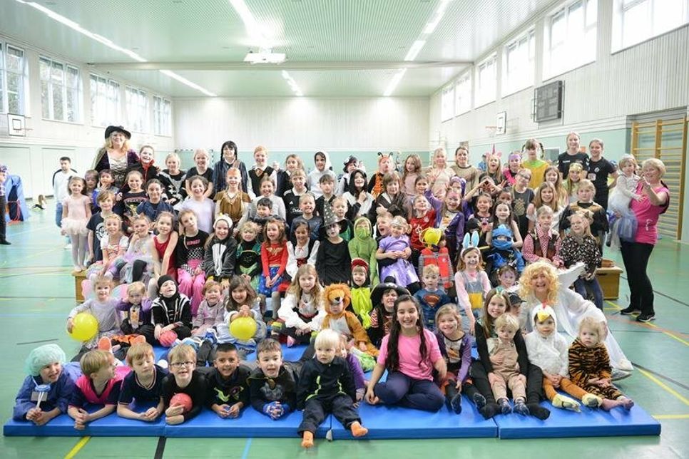 Insgesamt waren über 200 Kinder der Einladung des TSV gefolgt und bunt verkleidet in die Turnhalle der Jacob-Lienau-Schule erschienen. Einen Teil der kleinen Partygäste konnte der reporter sogar einen kleinen Moment zum Stillsitzen überreden. Nach dem Gruppenfoto ging es jedoch schnell im Laufschritt zur nächsten Turnstation.