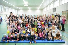 Insgesamt waren über 200 Kinder der Einladung des TSV gefolgt und bunt verkleidet in die Turnhalle der Jacob-Lienau-Schule erschienen. Einen Teil der kleinen Partygäste konnte der reporter sogar einen kleinen Moment zum Stillsitzen überreden. Nach dem Gruppenfoto ging es jedoch schnell im Laufschritt zur nächsten Turnstation.