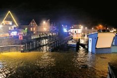 Land unter in Niendorf/Ostsee: Das Wasser des Hafens ist am Mittwochabend über die Kaimauer getreten. (Foto: René Kleinschmidt)