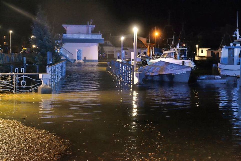 Land unter in Niendorf/Ostsee: Das Wasser des Hafens ist am Mittwochabend über die Kaimauer getreten. (Foto: René Kleinschmidt)