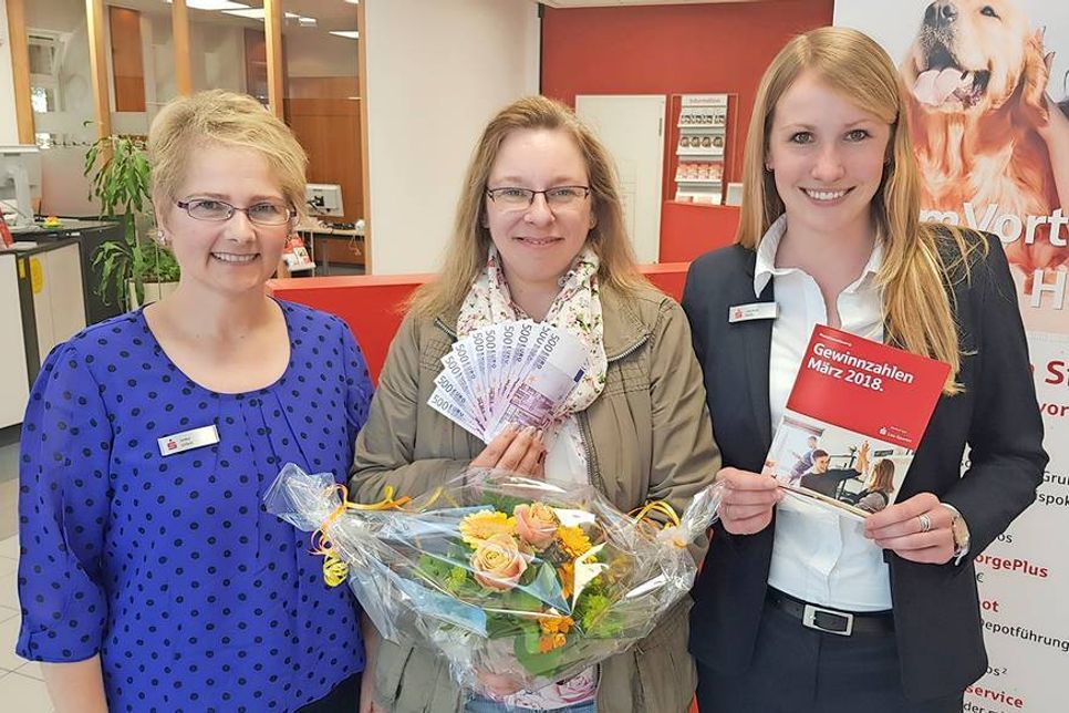 Sparkassen-Kundenberaterin Imke Urbat (lks.) und Filialleiterin Jasmin Path (re.) freuen sich mit der glücklichen Gewinnerin Daniela Almreiter aus Lensahn.