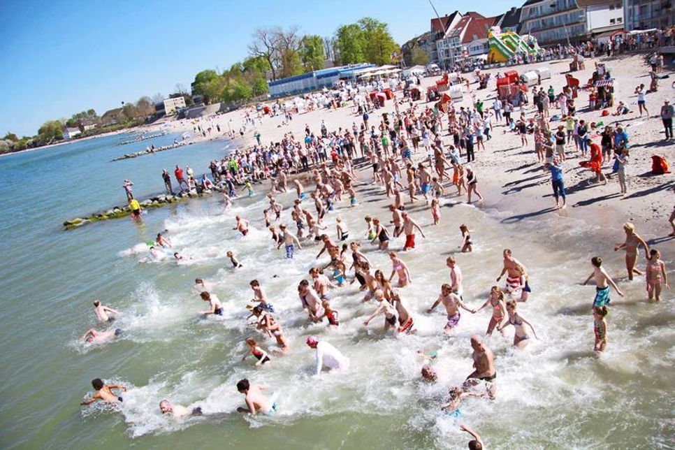 Am Samstag wird in Niendorf/Ostsee wieder traditionell angebadet. Vorher und nacher gibt es ein buntes Rahmenprogramm auf dem Niendorfer Balkon. (Foto: TSNT GmbH)