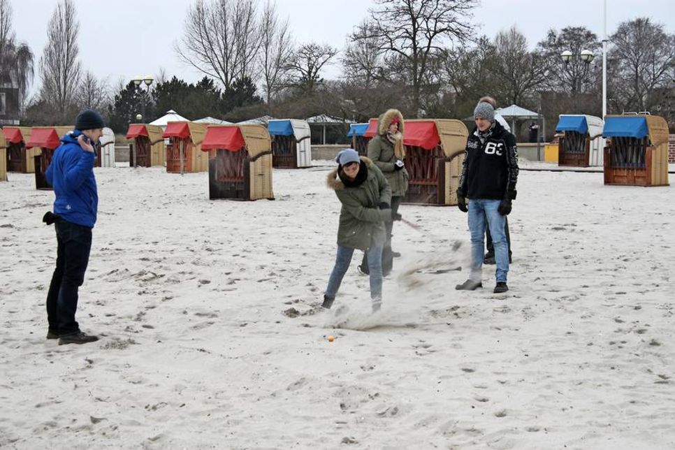 Schwieriges Unterfangen. Den Golfball im Strandsand zu treffen, ist gar nicht so einfach.