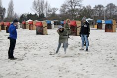 Schwieriges Unterfangen. Den Golfball im Strandsand zu treffen, ist gar nicht so einfach.