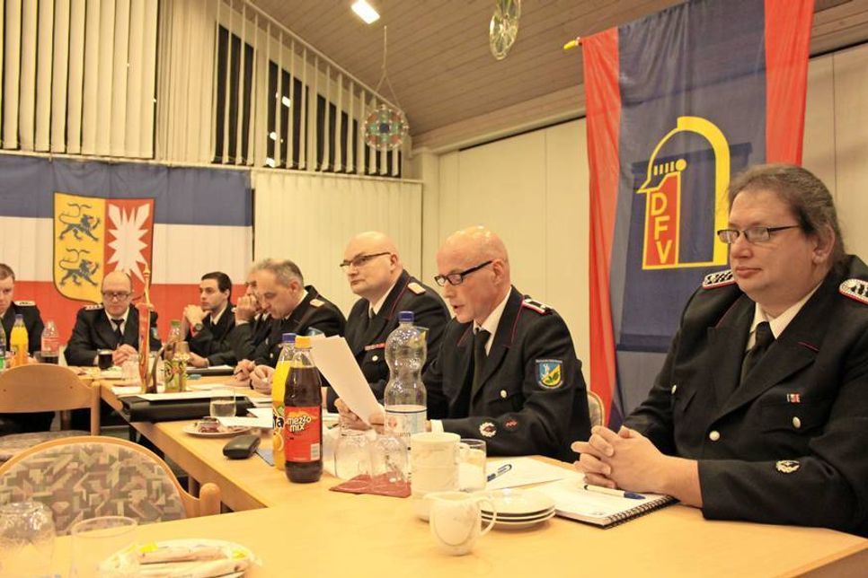 Heino Puck (Mitte) beim Verlesen des Protokolls der letzten JHV.