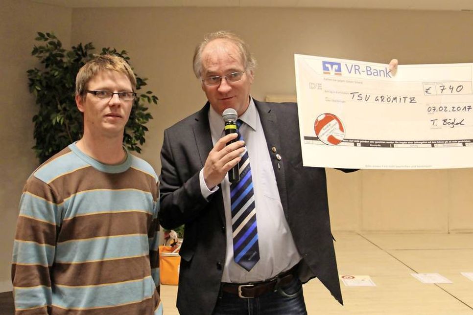 Der Vorsitzende des Handball-Fördervereins Tobias Bögholz (re.) übergab einen Scheck in Höhe von 740 Euro an Jan-Eric Hertwig.