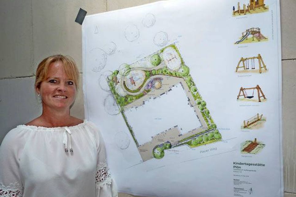 Monika Schröder steht vor „ihrer” neuen KiTa – die neue KiTa-Leiterin ist Plönerin. Sie freut sich auf ihre neue Wirkungsstätte und noch mehr auf die 40 kleinen Plöner, die hier bald Fröhlichkeit und Trubel verbreiten werden.