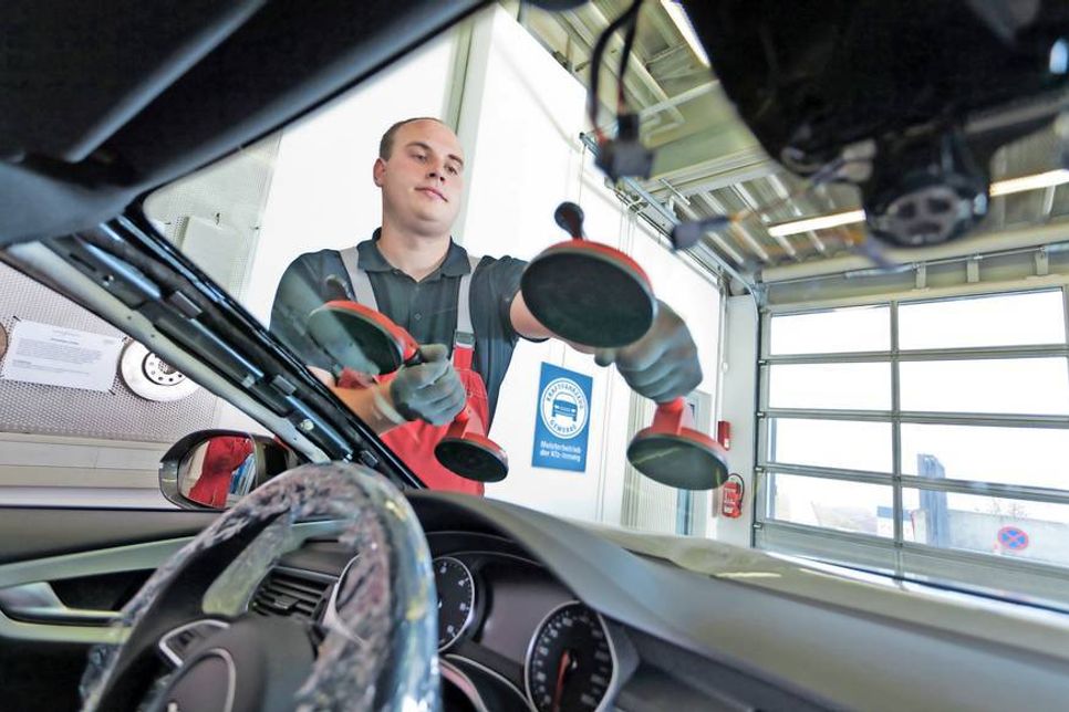 Nach einem Glasschaden ist nicht immer der Austausch der Windschutzscheibe erforderlich. Der Kfz-Fachmann weiß, wann eine Reparatur möglich ist. (Foto: djd/Kfzgewerbe)