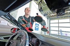 Nach einem Glasschaden ist nicht immer der Austausch der Windschutzscheibe erforderlich. Der Kfz-Fachmann weiß, wann eine Reparatur möglich ist. (Foto: djd/Kfzgewerbe)
