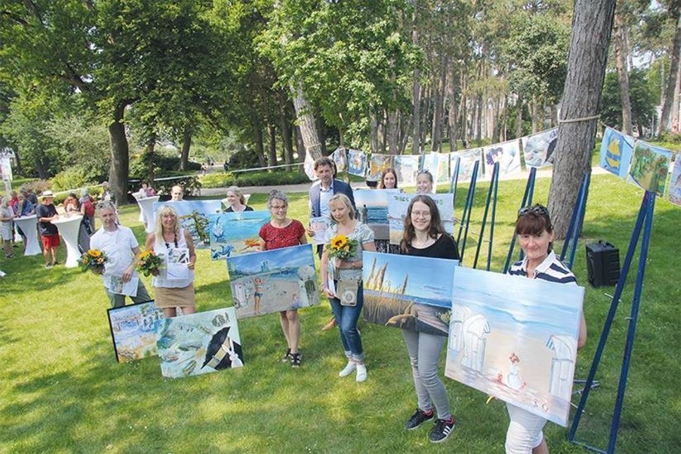 Gruppenfoto mit den Gewinnern des Kunstwettbewerbs 2020, der diesmal unter dem Motto „Magic Moments – 75 Jahre Gemeinde Timmendorfer Strand” stand. Die Kunstwerke sind noch bis August im XXL-Format im Strandpark zu sehen.