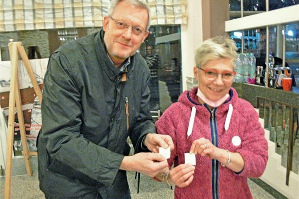 Wolfgang Voßhall und Christin Vettorel präsentieren die ersten zwei Gewinnerlose.