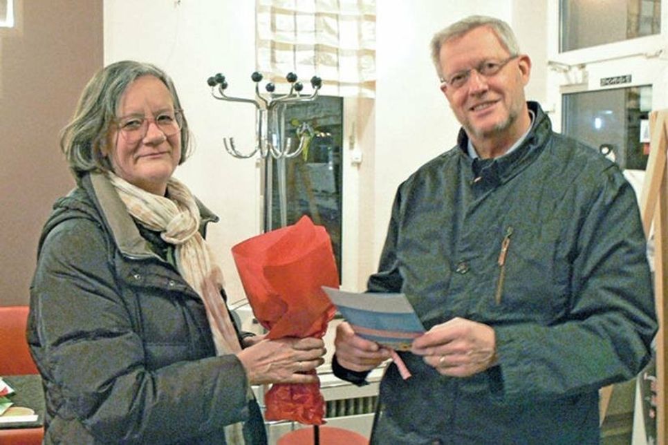 Ina Spielhagen-Göser überreichte Wolfgang Voßhall ein Dankeschön.