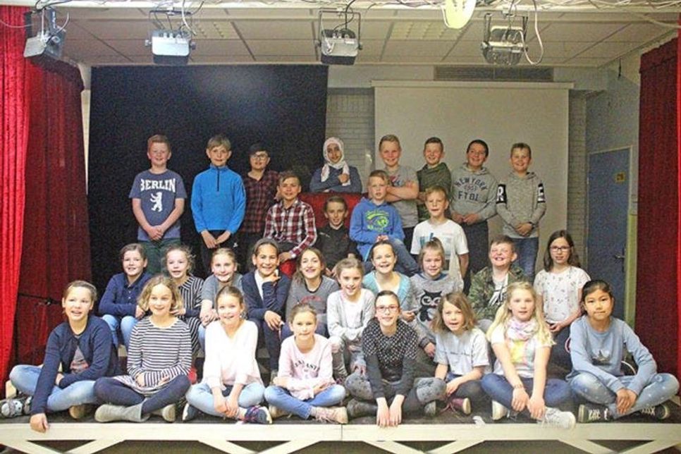 Die Schüler der GGS Schönberg proben fleißig für ihr neues Stück „Fliegender Stern“ – das liebenswerte Stück über zwei mutige kleine Indianer wird am 6. Juni uraufgeführt.