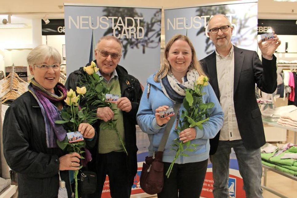 Die Gewinner Kerstin Sörensen, Michael Kreutzinger und Melanie Höpsten mit Jörg Glöckner vom Arbeitskreis NeustadtCard bei der Gewinnübergabe. (v. lks.)