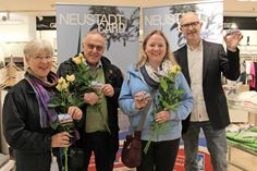 Die Gewinner Kerstin Sörensen, Michael Kreutzinger und Melanie Höpsten mit Jörg Glöckner vom Arbeitskreis NeustadtCard bei der Gewinnübergabe. (v. lks.)