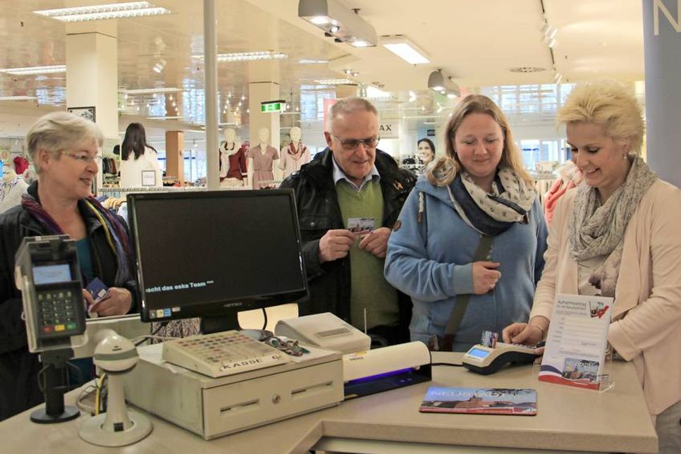 Die Gewinner ließen sich die Extrapunkte direkt von Kirsten Köhn auf ihre neue NeustadtCard buchen.