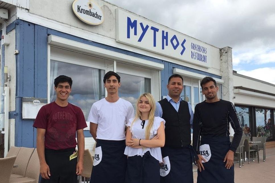 Das freundliche Mythos-Team erwartet seine Gäste direkt an der Strandpromenade.