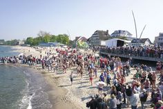 Am kommenden Samstag heißt es beim traditionellen Anbaden an der Niendorfer Seebrücke „Jump into Sea son“. (Foto: TSNT GmbH)