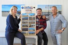 Melanie Konopka (Tourismus-Agentur Lübecker Bucht), Felix Spohr und Ralf Spohr mit einem Aufsteller voller maritimer Postkarten von „Diamondwaves“.