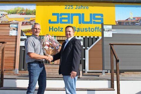 Geschenke vom Chef: Stephan Besch (lks.) mit Geschäftsführer Thorsten Schmidt.