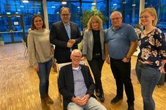 Der Vorstand des Vereins mit Bürgermeister Mirko Spieckermann (2. v. lks.): 2. Vorsitzende Stephanie Hagen, 1. Vorsitzende Barbara Helbach, Kassenwart Dirk Helbach und Schriftwartin Kristina Witt (v. lks.) sowie dem ehemaligen Vorsitzenden und neuen Ehrenmitglied Uwe Muchow (sitzend).