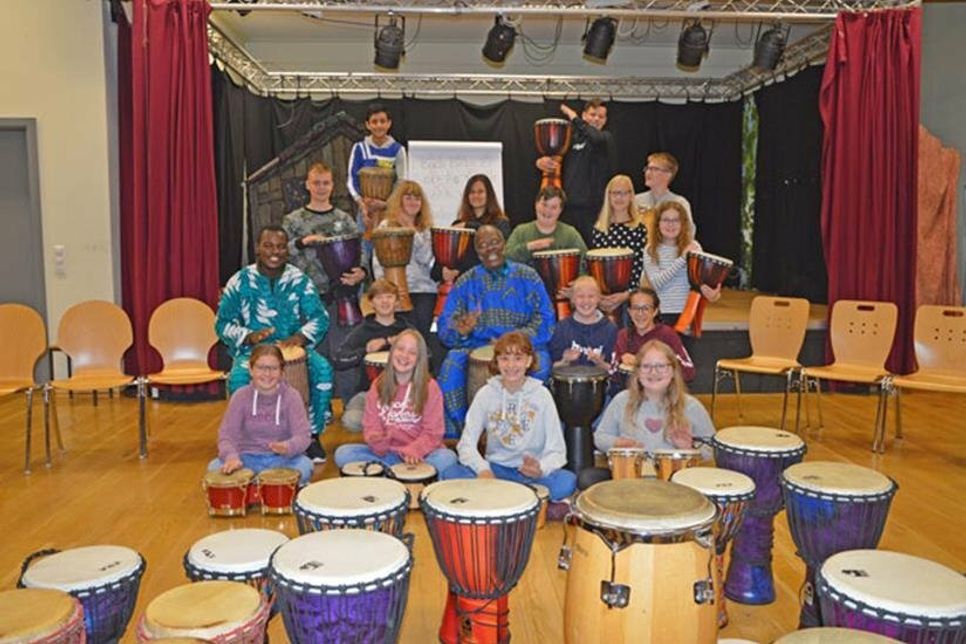 Prof. Morphius 2019 bei seinem letzten Trommelworkshop in Malente. Das Geld dafür kommt zu 100 Prozent seiner Schule zugute.