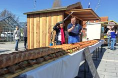 Tourismuschefin Eva Krüger begutachtete das eindrucksvolle Riesenfischbrötchen.