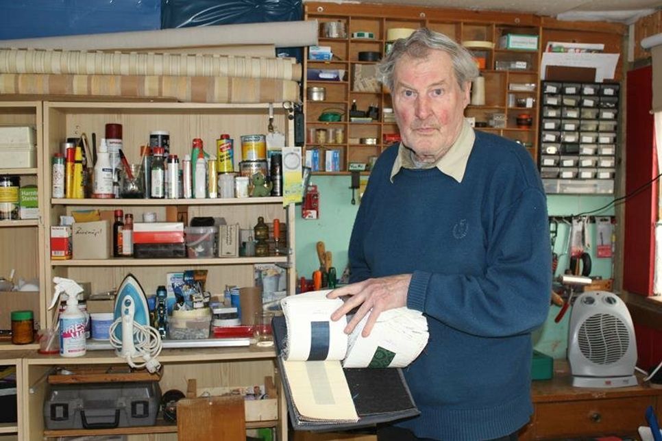 Dieter Dohm war über Jahrzehnte als Raumausstatter selbstständig. Am 10. Mai Uhr berichtet er im Dorf- und Schulmuseum von der Vielfalt seines Handwerks und polstert die Sitzfläche eines Stuhles auf.