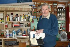 Dieter Dohm war über Jahrzehnte als Raumausstatter selbstständig. Am 10. Mai Uhr berichtet er im Dorf- und Schulmuseum von der Vielfalt seines Handwerks und polstert die Sitzfläche eines Stuhles auf.