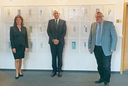 Landrätin Stephanie Ladwig, der neue Geschäftsführer Alexander M. Gross und der Vorsitzende des Hauptausschusses Werner Kalinka.