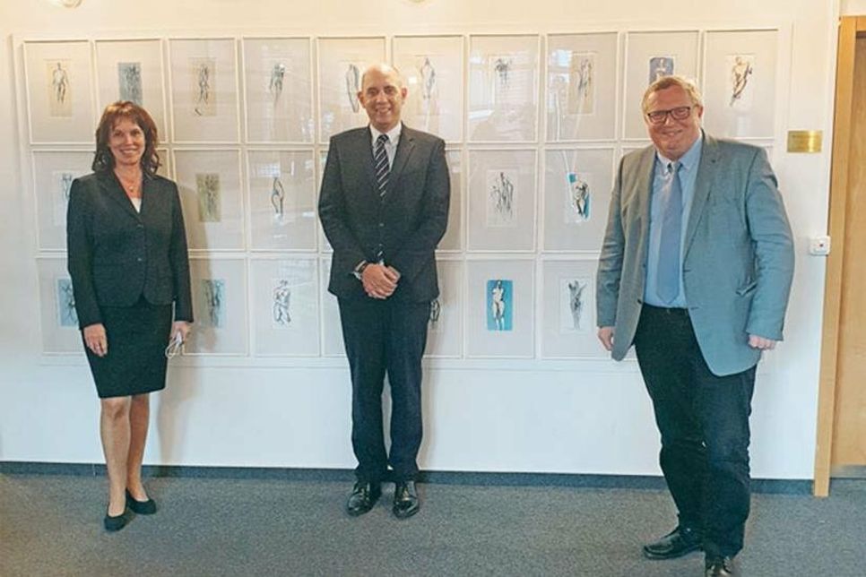 Landrätin Stephanie Ladwig, der neue Geschäftsführer Alexander M. Gross und der Vorsitzende des Hauptausschusses Werner Kalinka.