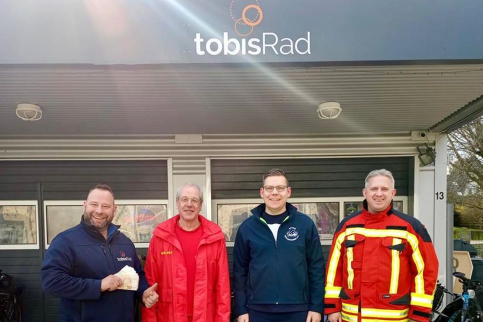 Tobias Uecker, Rainer Haehner, Kevin Pirsig und Sebastian Levgrün (v. lks.) bei der Spendenübergabe.