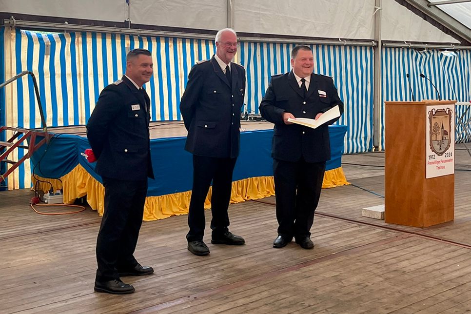 Für 40 Jahre Diensttreue wurde Ralf (Locke) Volgmann im Beisein seines Wehrführers Falko Raettig (li.) durch Dirk Westphal, stellvertretender Gemeindewehrführer, geehrt.