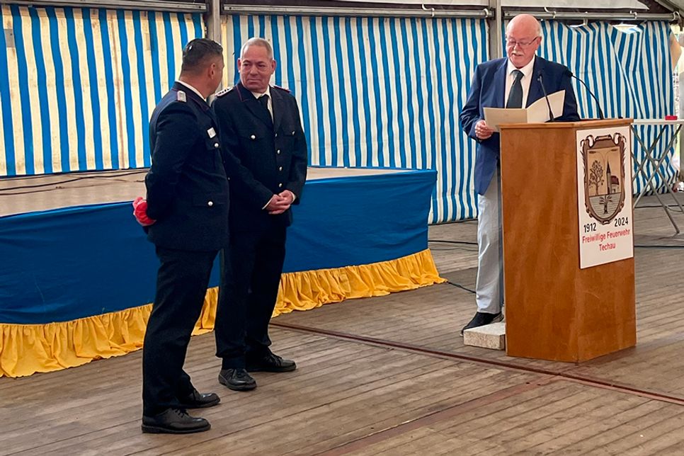 Aus den Händen von Ratekaus stellvertretendem Bürgermeister Heinz-Klaus Drews nahm Jörg Schütt für seine umfangreichen Verdienste in der Feuerwehr das Brandschutzehrenzeichen entgegen.