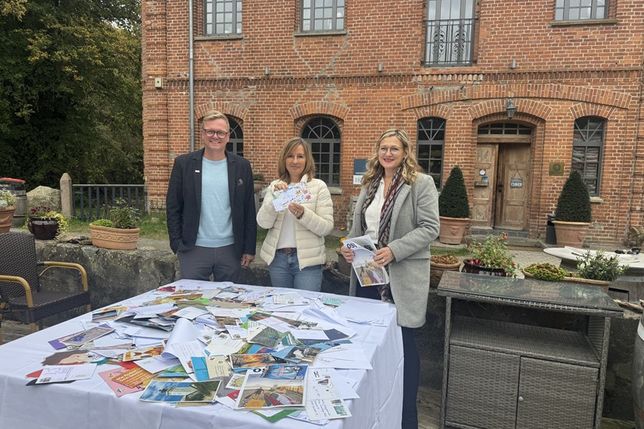 Bei der Verlosung: Sven Muchow, Britta Friedländer und Katja Lauritzen (v. lks.).