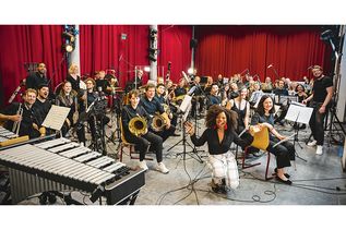 Das Sinfonische Blasorchester Ratekau mit Sängerin Kristina Love (vorne) und Christoph Liedtke (rechts).