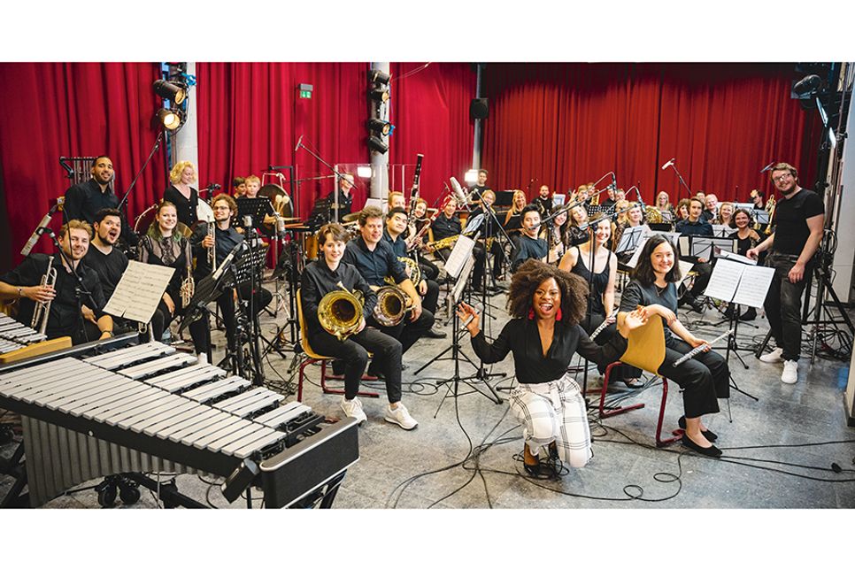 Das Sinfonische Blasorchester Ratekau mit Sängerin Kristina Love (vorne) und Christoph Liedtke (rechts).