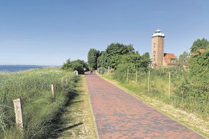 Zu den bekanntesten Sehenswürdigkeiten zählt der Leuchtturm in Pelzerhaken.